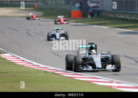 In Gran Bretagna da Lewis Hamilton di Mercedes, anteriore, conduce gli altri piloti durante il 2015 Formula 1 Gran Premio di Cina a Shanghai nel Circuito Internazionale Foto Stock