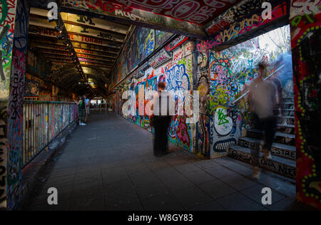 Londra, Regno Unito, 04 Luglio 2019: Graffiti da artisti di strada e la movimentazione di persone al famoso Vaults di Londra presso la stazione di Waterloo Foto Stock