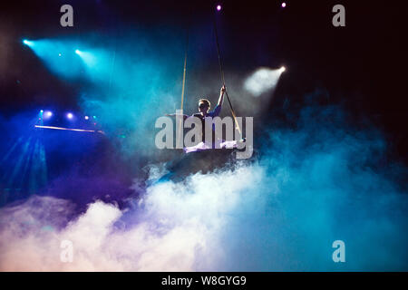 Un aria acrobat nel circus arena. Foto Stock