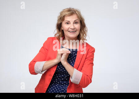Caucasian donna matura con emozione guardando telecamera avente piani positivi sul futuro. Foto Stock