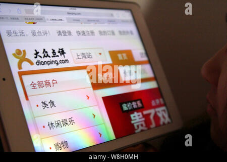 --FILE--un cinese netizen esplora il cibo e gli intrattenimenti di rating Dianping.com sito in Cina a Shanghai, 17 febbraio 2014. Dianping, operatore Foto Stock
