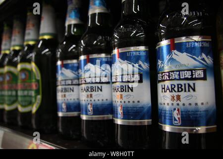 --FILE--bottiglie di birra Harbin di Anheuser-Busch InBev Group sono in vendita in un supermercato in città di Nantong, est cinese della provincia di Jiangsu, 5 giugno 2013 Foto Stock