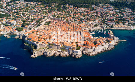 Dobrovnik, Croazia dal di sopra - Aerial drone riprese del centro storico della città di Dubrovnik. Le mura della città, il blu del mare e del porto. Foto Stock