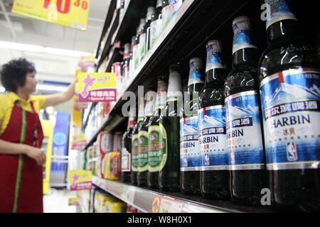 --FILE--bottiglie di birra Harbin di Anheuser-Busch InBev Group sono in vendita in un supermercato in città di Nantong, est cinese della provincia di Jiangsu, 5 giugno 2013 Foto Stock