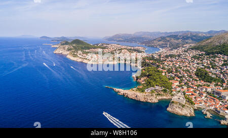 Dobrovnik, Croazia dal di sopra - Aerial drone riprese del centro storico della città di Dubrovnik. Le mura della città, il blu del mare e del porto. Foto Stock