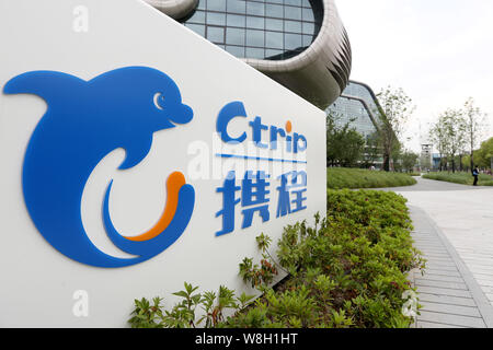 --FILE--Vista di un cartello di Ctrip presso la sede cinese di agenzia di viaggi online Ctrip in Cina a Shanghai, 14 maggio 2015. Il sito web di Ctri Foto Stock