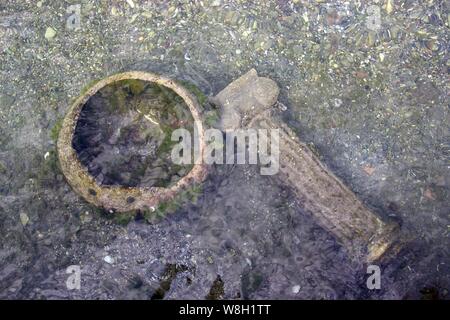 Vista dall'alto di sommerso sotto la superficie in fondo al mare, due falsi reperti greci di un grande vaso e una colonna in Grecia vicino alla spiaggia Foto Stock