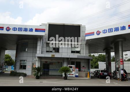 --FILE--Vista di una stazione di rifornimento di CNOOC (China National Offshore Oil Corporation) in Cina a Shanghai, 20 luglio 2015. Cina¯s Cnooc Ltd. sapeva che era Foto Stock