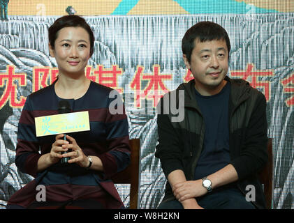 Regista cinese Jia Zhangke, destra e sua moglie attrice Zhao Tao di partecipare alla conferenza stampa per il loro film 'Mountains può discostarsi in Shenyang city, Foto Stock