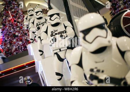 Modelli di truppe in Star Wars alla luce fino a Natale iapm Mall in Cina a Shanghai, 15 dicembre 2015. Chen Zanna non potevo aspettare per vedere il nuovo 'Star Foto Stock