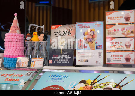 Un annuncio pubblicitario per il 3D-stampati gelato bar somigliante a giapponese leader militare e criminale di guerra gen. Hideki Tojo è raffigurato in un Iceason ice-cre Foto Stock