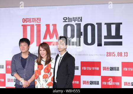 Corea del Sud attrice Uhm Jung-hwa, centro e attore Song Seung-heon, destra, pongono nel corso di una conferenza stampa per il loro film 'Miss moglie' in Seoul, Sout Foto Stock