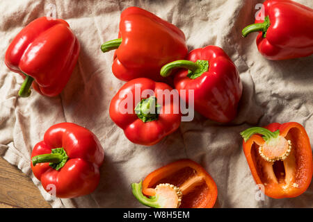 Materie organiche rosso Peperoni pronto per cucinare Foto Stock