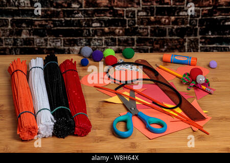 Divertimento halloween Craft tempo con ragni, zucche e jack-o-Lanterne di carta di costruzione, pipa e pom-pom. Tempo per la famiglia può essere divertente e edu Foto Stock