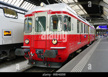 Zurigo, Svizzera -19 maggio 2019- i treni da FFS Ferrovie Federali Svizzere company (Schweizerische Bundesbahnen) a Zurigo stazione ferroviaria. Foto Stock