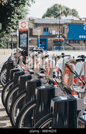 London, Regno Unito - 16 Luglio 2019: Santander noleggio cicli docking station da Kennington Oval, Londra. Santander cicli sono parte di trasporto per Londra e ar Foto Stock