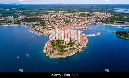 Bella Rovigno vista aerea da sopra il mare Adriatico. La città vecchia di Rovigno, Istria, Croazia Foto Stock