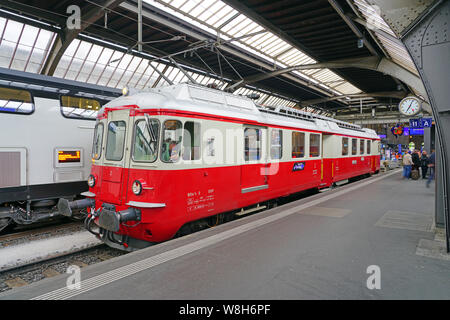 Zurigo, Svizzera -19 maggio 2019- i treni da FFS Ferrovie Federali Svizzere company (Schweizerische Bundesbahnen) a Zurigo stazione ferroviaria. Foto Stock