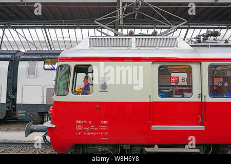 Zurigo, Svizzera -19 maggio 2019- i treni da FFS Ferrovie Federali Svizzere company (Schweizerische Bundesbahnen) a Zurigo stazione ferroviaria. Foto Stock