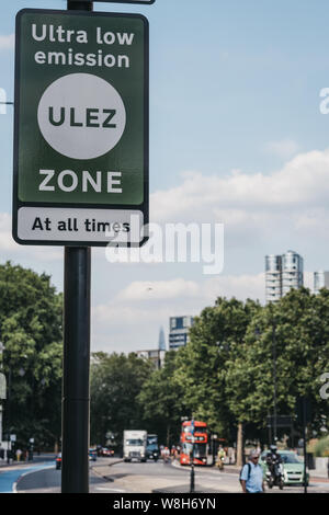 London, Regno Unito - 16 Luglio 2019: segni indicanti ultra bassa zona di emissione (ULEZ) su una strada di Vauxhall, Londra. ULEZ è stato introdotto nel 2019 per aiutare impro Foto Stock