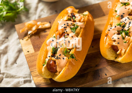 In casa di kimchi coreano Hot Dogs con Sriracha e di semi di sesamo Foto Stock