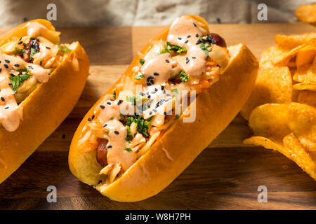 In casa di kimchi coreano Hot Dogs con Sriracha e di semi di sesamo Foto Stock