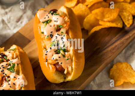 In casa di kimchi coreano Hot Dogs con Sriracha e di semi di sesamo Foto Stock