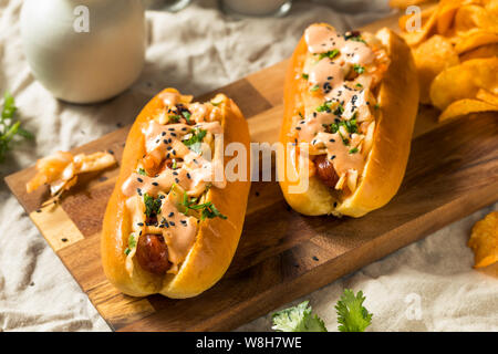 In casa di kimchi coreano Hot Dogs con Sriracha e di semi di sesamo Foto Stock