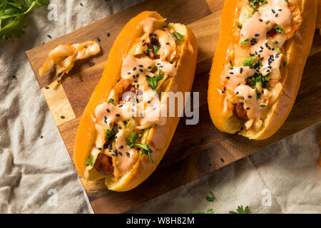 In casa di kimchi coreano Hot Dogs con Sriracha e di semi di sesamo Foto Stock