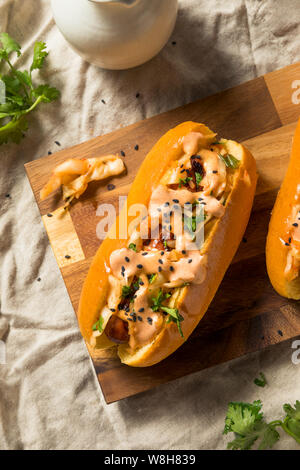 In casa di kimchi coreano Hot Dogs con Sriracha e di semi di sesamo Foto Stock