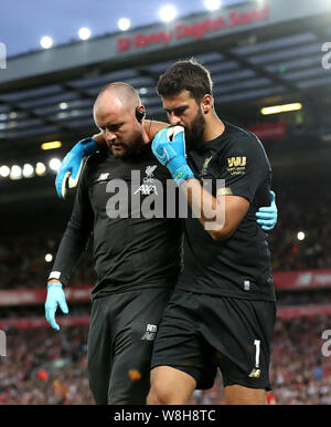 Liverpool goalkeeper Alisson (destra) lascia il passo dopo il prelievo di un infortunio durante il match di Premier League ad Anfield, Liverpool. Foto Stock