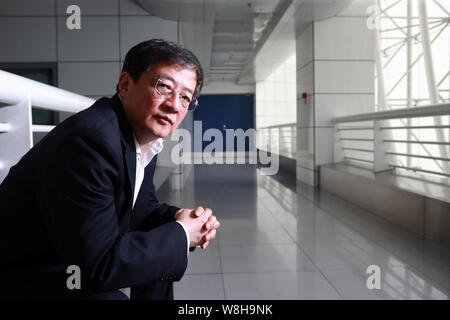 --FILE--Ren Jianxin, presidente di ChemChina (China National Chemical Corporation), pone presso la sede di ChemChina a Pechino in Cina, 18 aprile 2 Foto Stock