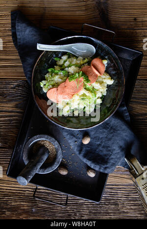 Stamppot artigianale e tradizionale pasto olandese realizzato da purè di patate e cavolo riccio, servito con le fette di salsiccia Foto Stock