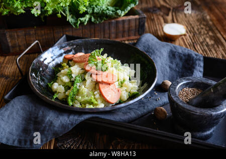 Stamppot artigianale e tradizionale pasto olandese realizzato da purè di patate e cavolo riccio, servito con le fette di salsiccia Foto Stock