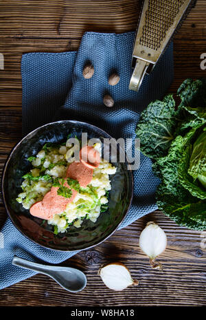 Stamppot artigianale e tradizionale pasto olandese realizzato da purè di patate e cavolo riccio, servito con le fette di salsiccia Foto Stock