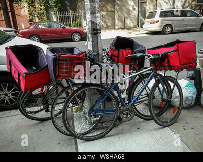 Una collezione di lavoratore di consegna biciclette al di fuori di un ristorante di New York lunedì 5 agosto 2019. (© Richard B. Levine) Foto Stock