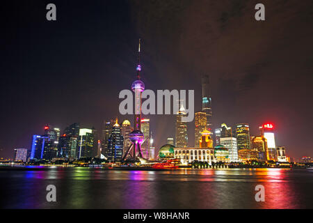 --FILE--vista notturna del Quartiere Finanziario di Lujiazui con la Oriental Pearl TV Tower, centro di Shanghai Tower, più alto a destra e in altri skyscrape Foto Stock
