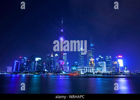 --FILE--vista notturna del Quartiere Finanziario di Lujiazui con la Oriental Pearl TV Tower, centro di Shanghai Tower, più alto a destra e in altri skyscrape Foto Stock