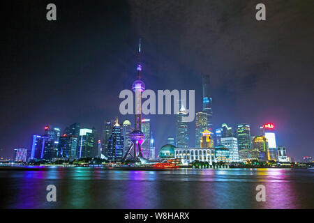 --FILE--vista notturna del Quartiere Finanziario di Lujiazui con la Shanghai Tower, la Oriental Pearl TV Tower e altri grattacieli e alta luogo sede, Foto Stock