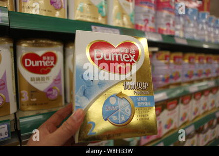 --FILE--un cliente negozi per una stecca di Dumex baby formula di Danone in un supermercato in città Rizhao, est della Cina di provincia di Shandong, 14 aprile 2014. Foto Stock