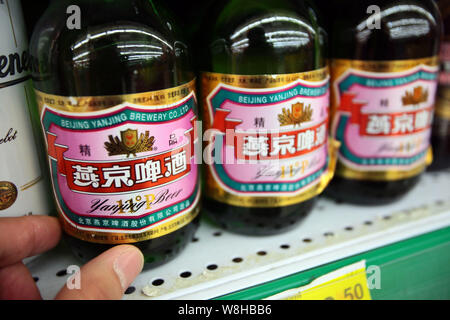 --FILE--bottiglie di YANJING BIRRA sono in vendita in un supermercato a Shanghai in Cina, 20 settembre 2012. Questo è stato un titolo anno per la Cina è una birra Foto Stock