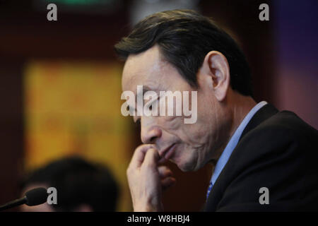 --FILE--Jiang Jiemin, allora presidente della CNPC (China National Petroleum Corporation), società madre di PetroChina, reagisce in occasione di una conferenza stampa a Beij Foto Stock