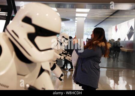 Un acquirente prende foto di modelli di truppe in Star Wars su display a iapm Mall in Cina a Shanghai, 15 dicembre 2015. Chen Zanna non potevo aspettare a se Foto Stock