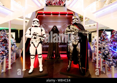 Modelli di truppe in Star Wars alla luce fino a Natale iapm Mall in Cina a Shanghai, 14 dicembre 2015. Chen Zanna non potevo aspettare per vedere il nuovo 'Star Foto Stock