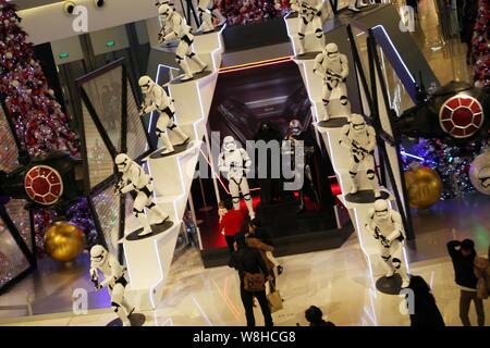 Agli acquirenti di passare dai modelli di truppe in Star Wars su display a iapm Mall in Cina a Shanghai, 15 dicembre 2015. Chen Zanna non potevo aspettare per vedere il nuovo Foto Stock