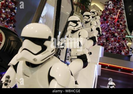 Modelli di truppe in Star Wars alla luce fino a Natale iapm Mall in Cina a Shanghai, 15 dicembre 2015. Chen Zanna non potevo aspettare per vedere il nuovo 'Star Foto Stock