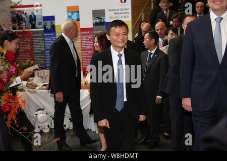 Ma Jack Yun, centro, presidente del gruppo Alibaba, sorrisi durante la cerimonia di lancio della Tmall-Holland Pavilion presso la sede di cinesi e-comme Foto Stock