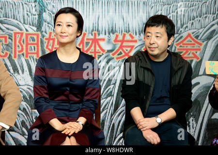 Regista cinese Jia Zhangke, destra e sua moglie attrice Zhao Tao di partecipare alla conferenza stampa per il loro film 'Mountains può discostarsi in Shenyang city, Foto Stock