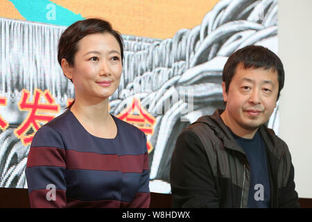 Regista cinese Jia Zhangke, destra e sua moglie attrice Zhao Tao di partecipare alla conferenza stampa per il loro film 'Mountains può discostarsi in Shenyang city, Foto Stock