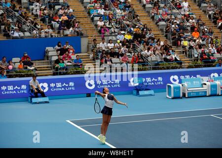 Flavia PENNETTA di Italia serve contro Teliana Pereira del Brasile nella loro seconda partita delle donne singoli durante il 2015 China Open tennis Foto Stock